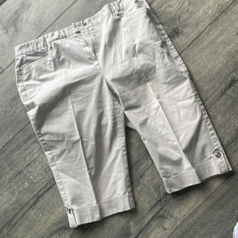 JM collection shorts cream in color with buttons size 16